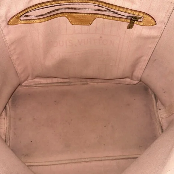 The Neverfull MM tote unites timeless design with heritage details. - Picture 13 of 17